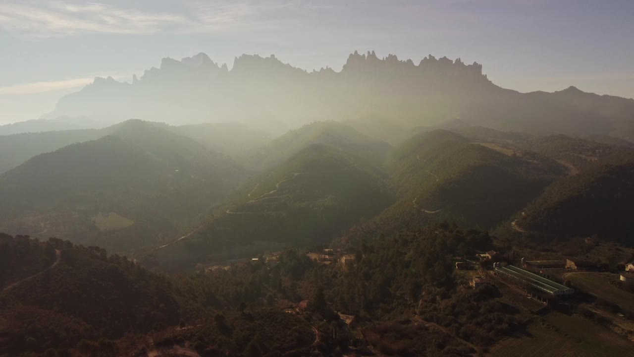 云雾缭绕的玛格内尔地区，背景是蒙特塞拉特山脉，鸟瞰图视频素材