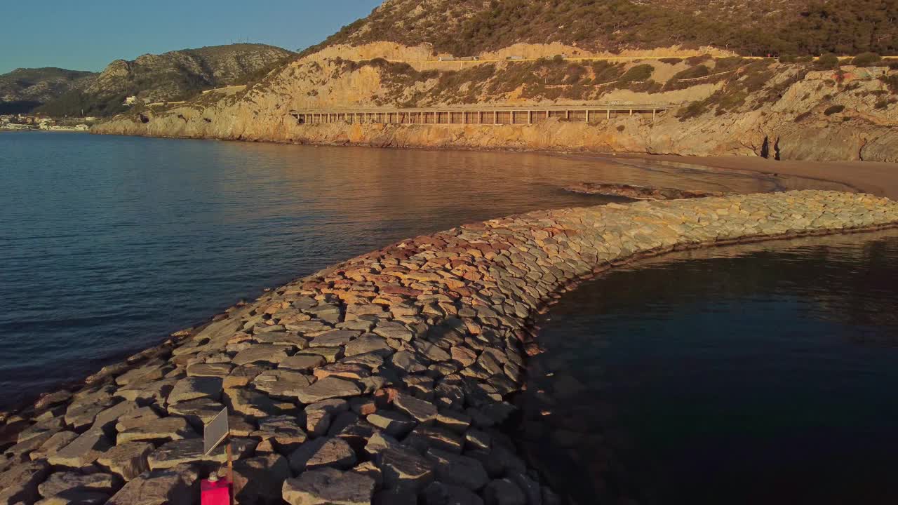 巴塞罗那吉纳斯塔港的日出，石头码头和平静的海水视频素材