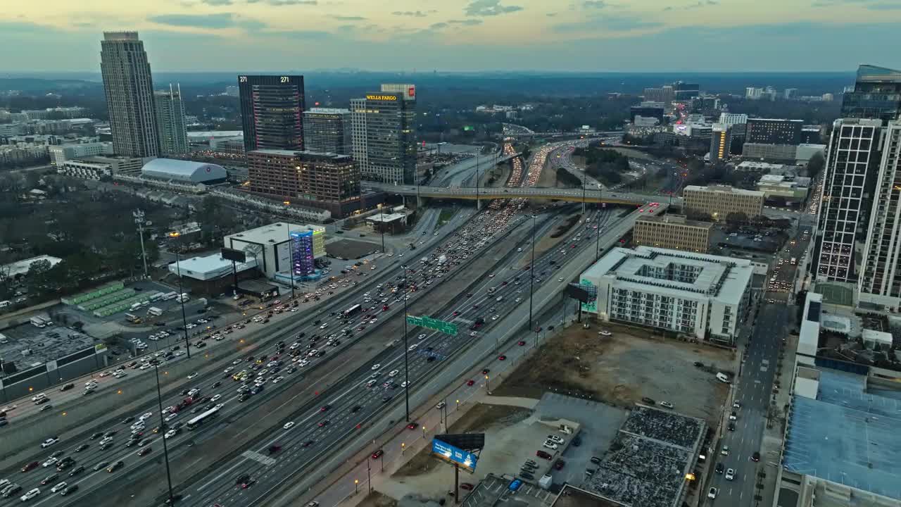 美国乔治亚州亚特兰大市巴克黑德市的多车道高速公路。空中拍摄视频素材