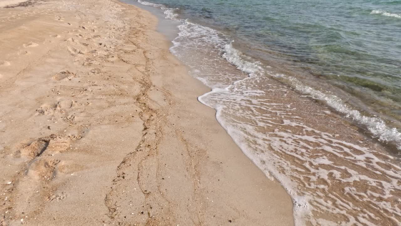 海浪冲刷沙滩海岸线视频素材