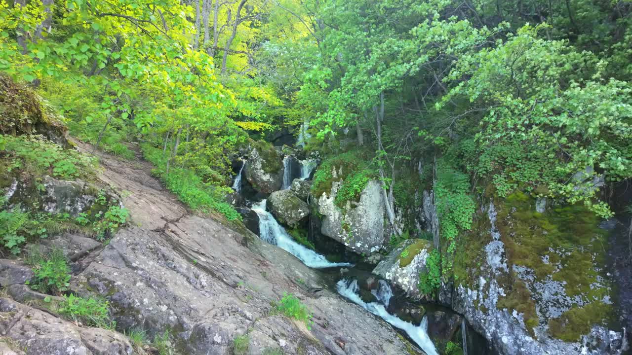 春天里美丽的瀑布。位于保加利亚索非亚附近维托沙山的Vkadaya河。视频素材