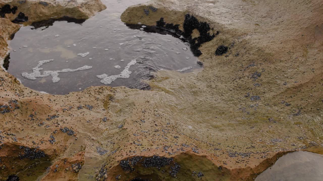 岩石海岸的岩石池视频素材