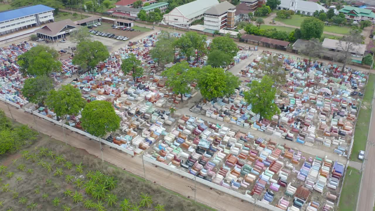 鸟瞰欧洲墓地中基督徒的坟墓。视频素材