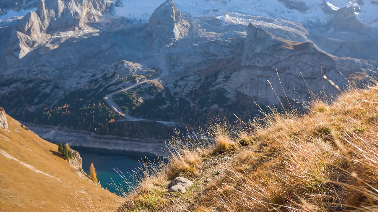 徒步旅行的女人在山路上徒步旅行，周围是雄伟的山峰视频素材