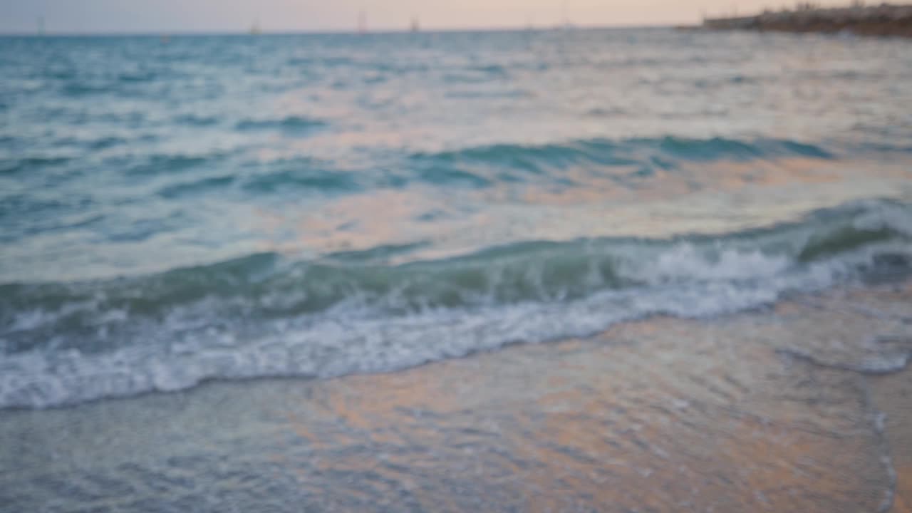 海浪在La Barceloneta海滩上撞击视频下载