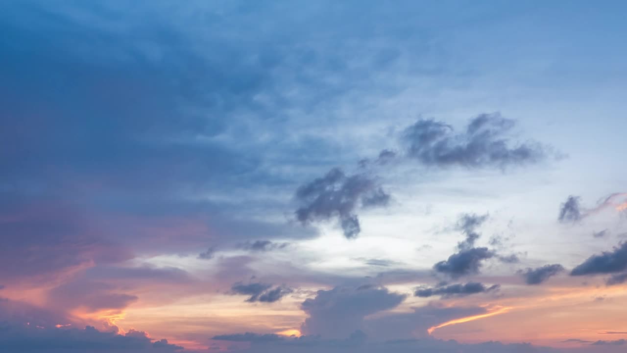 黄昏和黎明的天空与积云时间流逝的黄昏4k镜头。视频素材