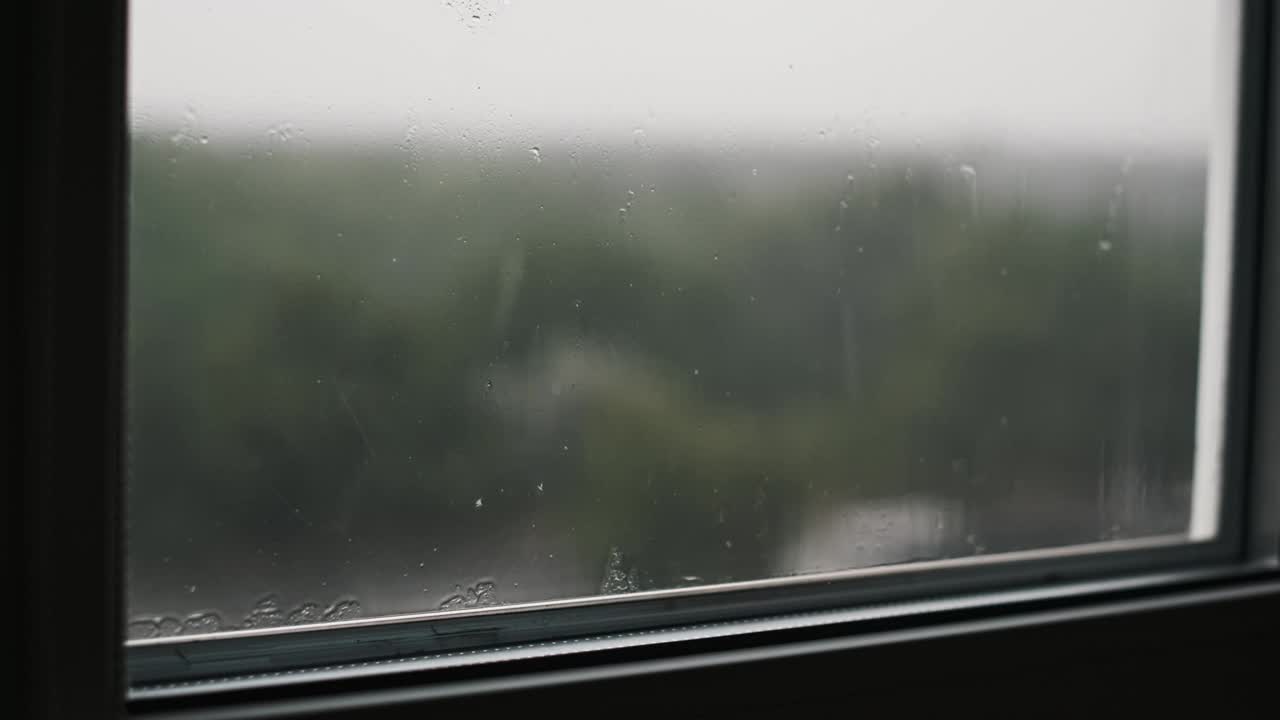 窗户上的雨滴-慢动作视频素材