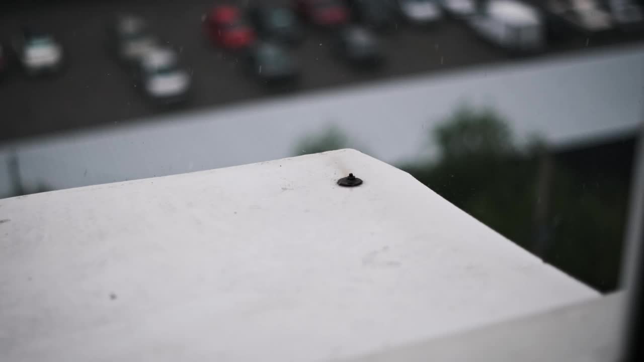 阳台上的雨滴-慢动作视频素材