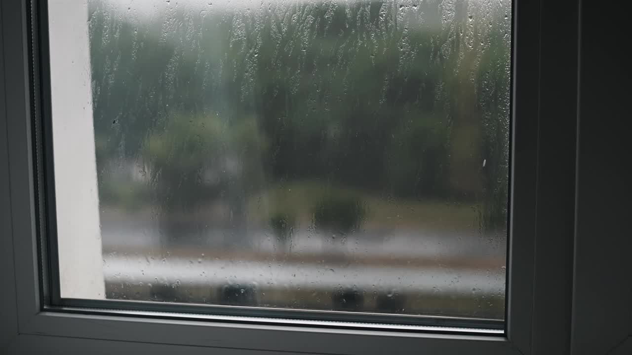 雨水透过窗户-绿色的景色视频素材