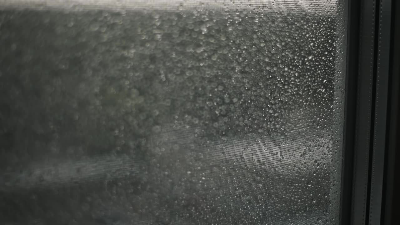 雨滴落在窗纱上视频素材