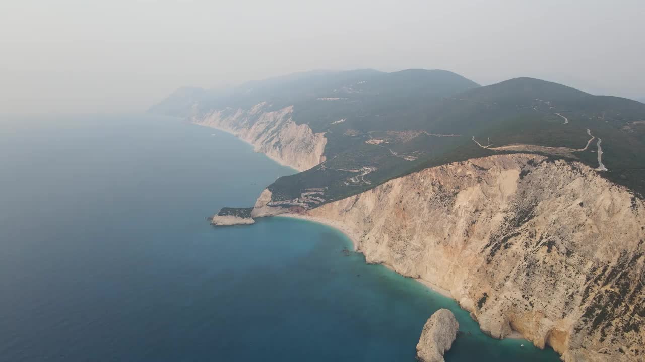 希腊爱奥尼亚群岛莱夫卡达海岸线鸟瞰图视频素材