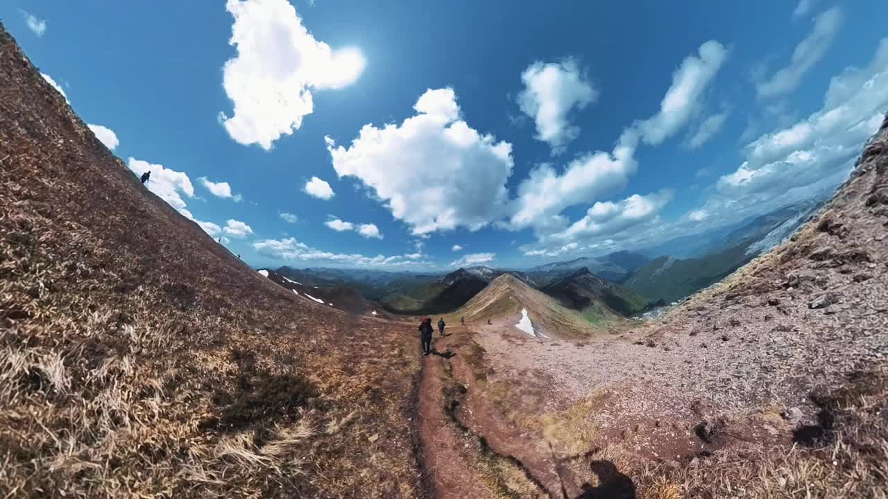 人们在爬山，前景是微型牲畜视频下载