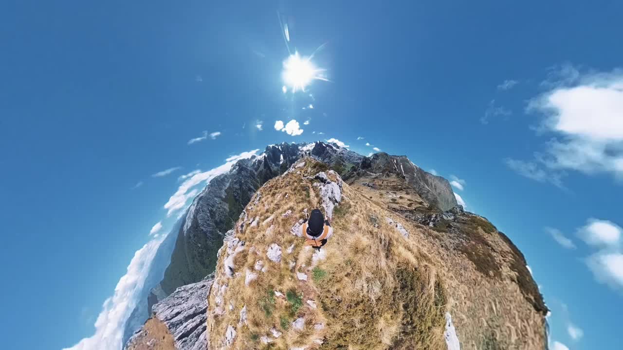 站在山顶上的人可以360度全景地欣赏风景视频下载