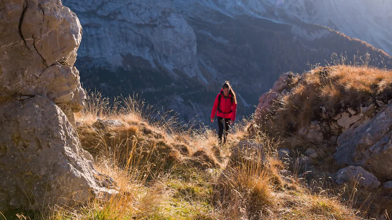 爱冒险的女人探索崎岖的地形，徒步穿越风景如画的山景视频下载