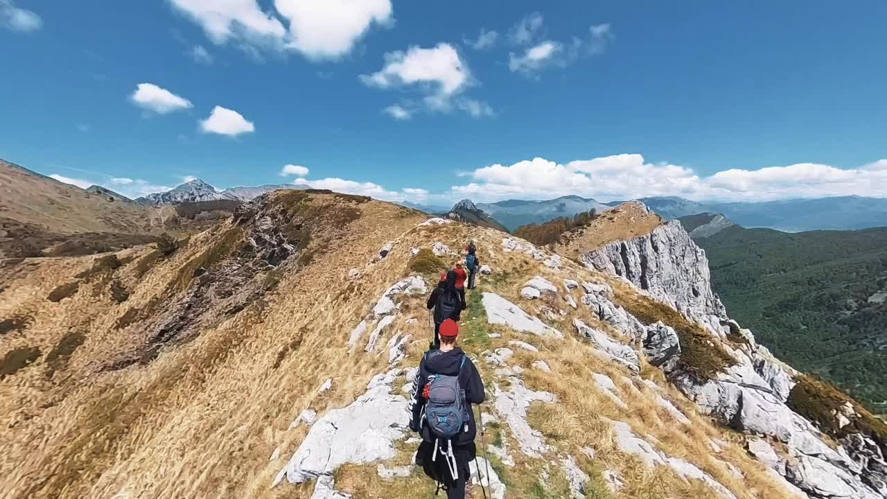 人们徒步上山，周围是令人惊叹的风景视频下载