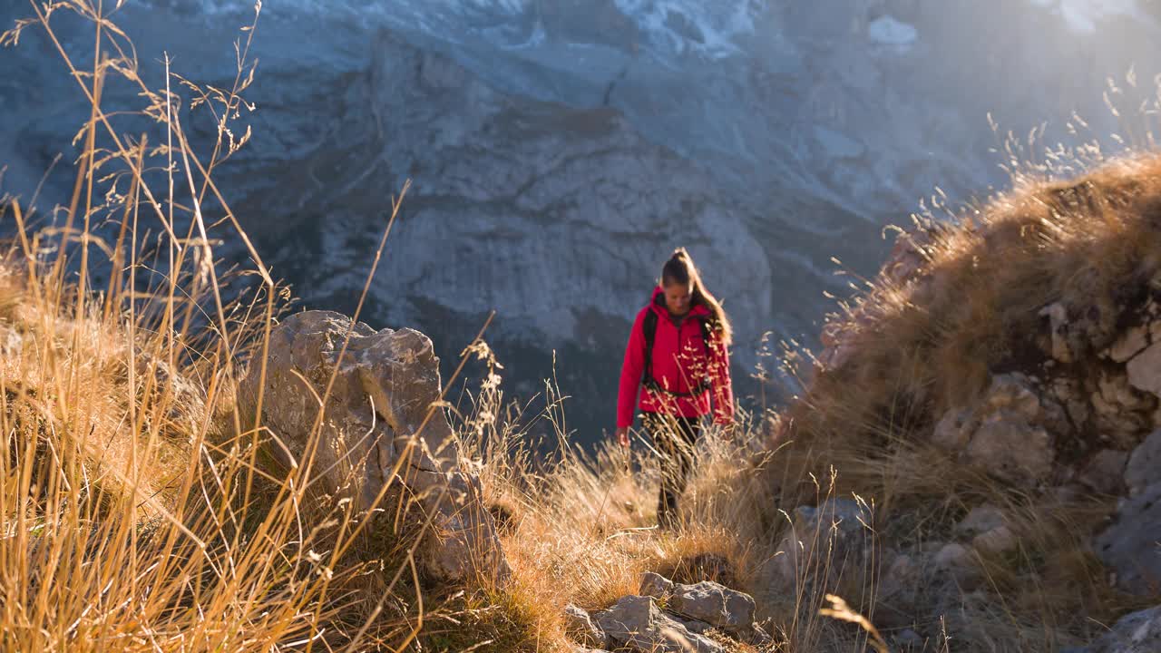 女人征服了崎岖的山路，周围是令人敬畏的风景视频下载