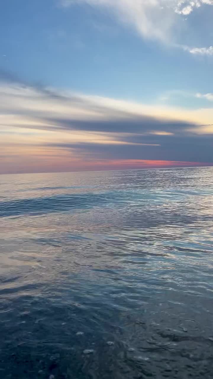 从海上欣赏奇妙的日落。旅行的概念。风景如画的地方。美丽的意大利，卡拉布里亚视频下载