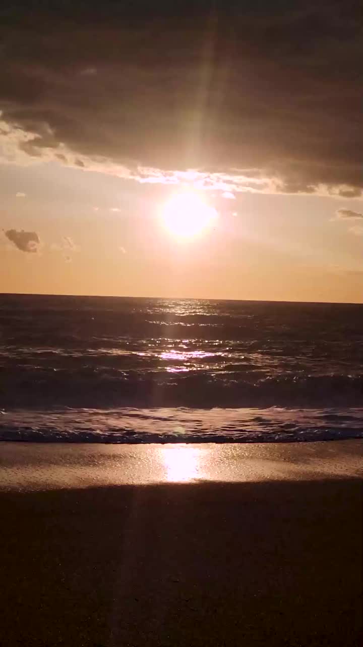 从海上欣赏奇妙的日落。旅行的概念。风景如画的地方。美丽的意大利，卡拉布里亚视频下载