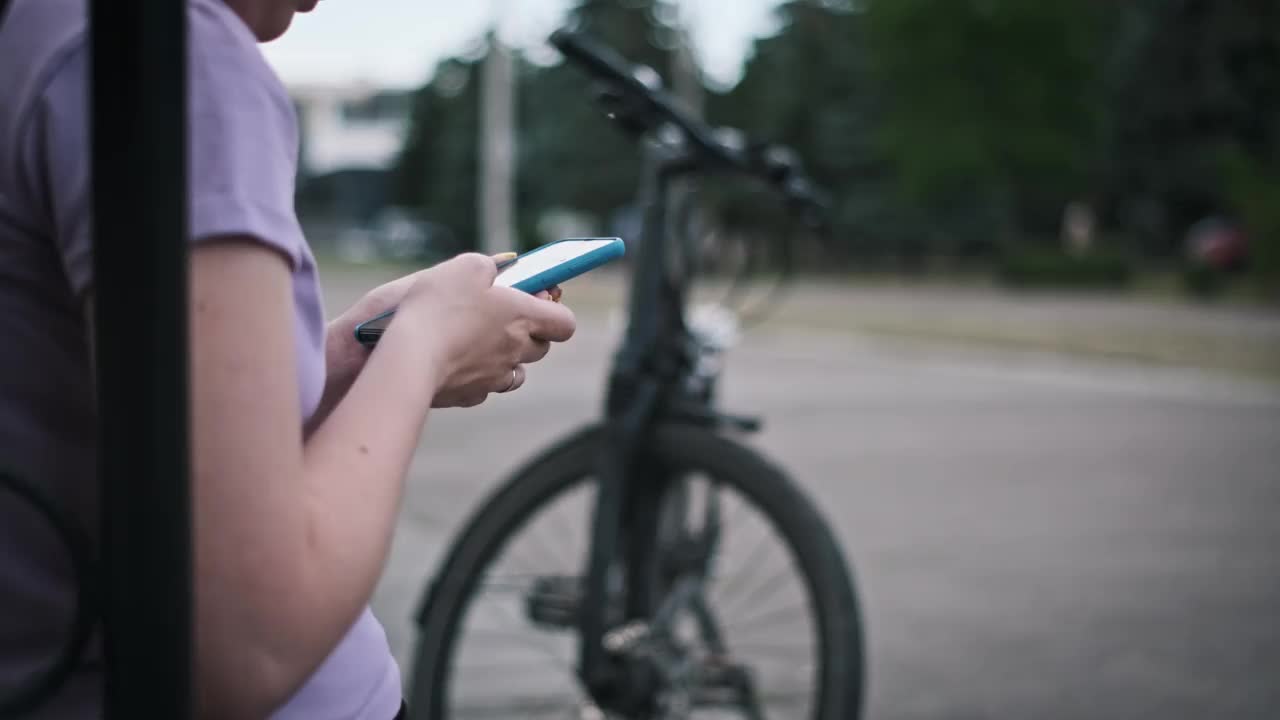 骑车时用智能手机发短信的女人视频素材