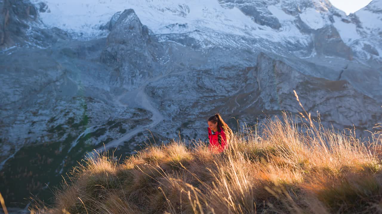 女徒步者在山上爬山，周围是令人难以置信的风景视频素材