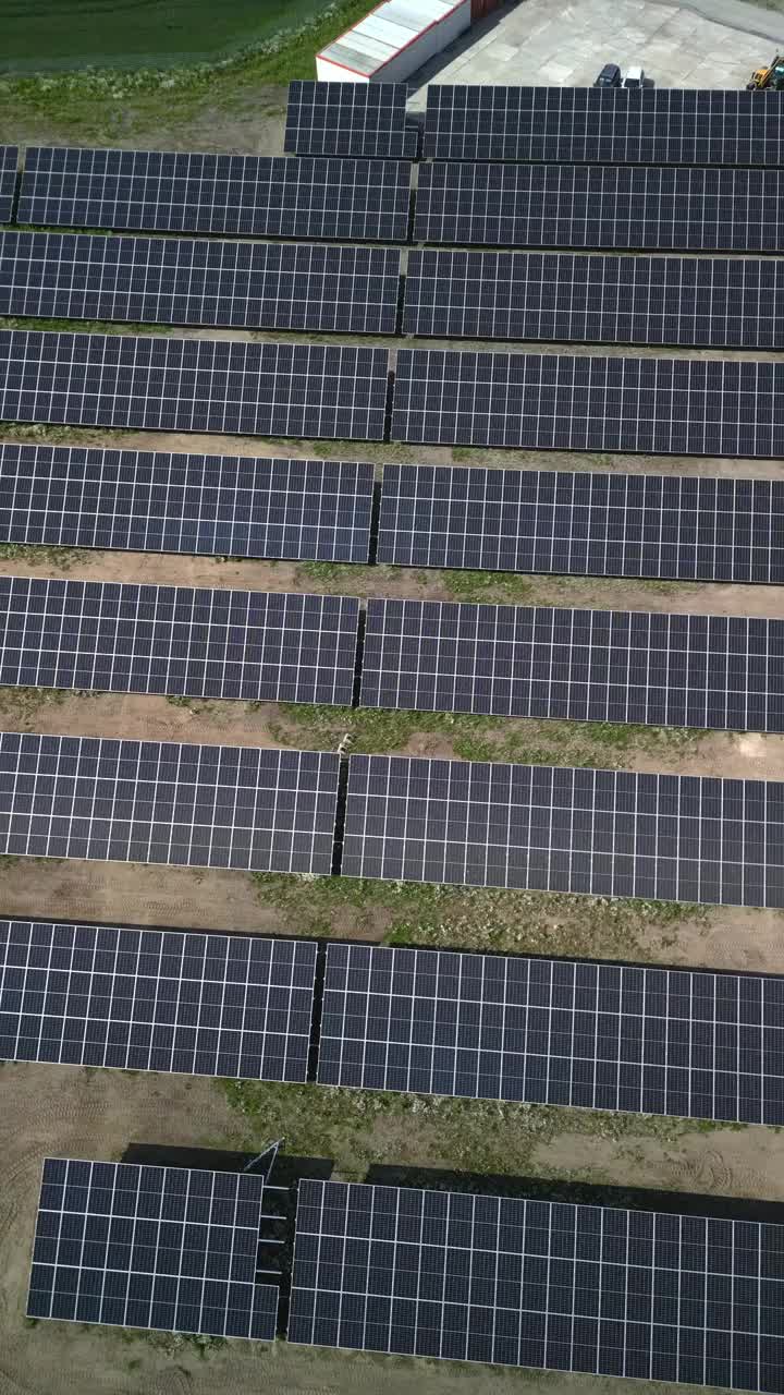 太阳能电池板无人机垂直视频下载