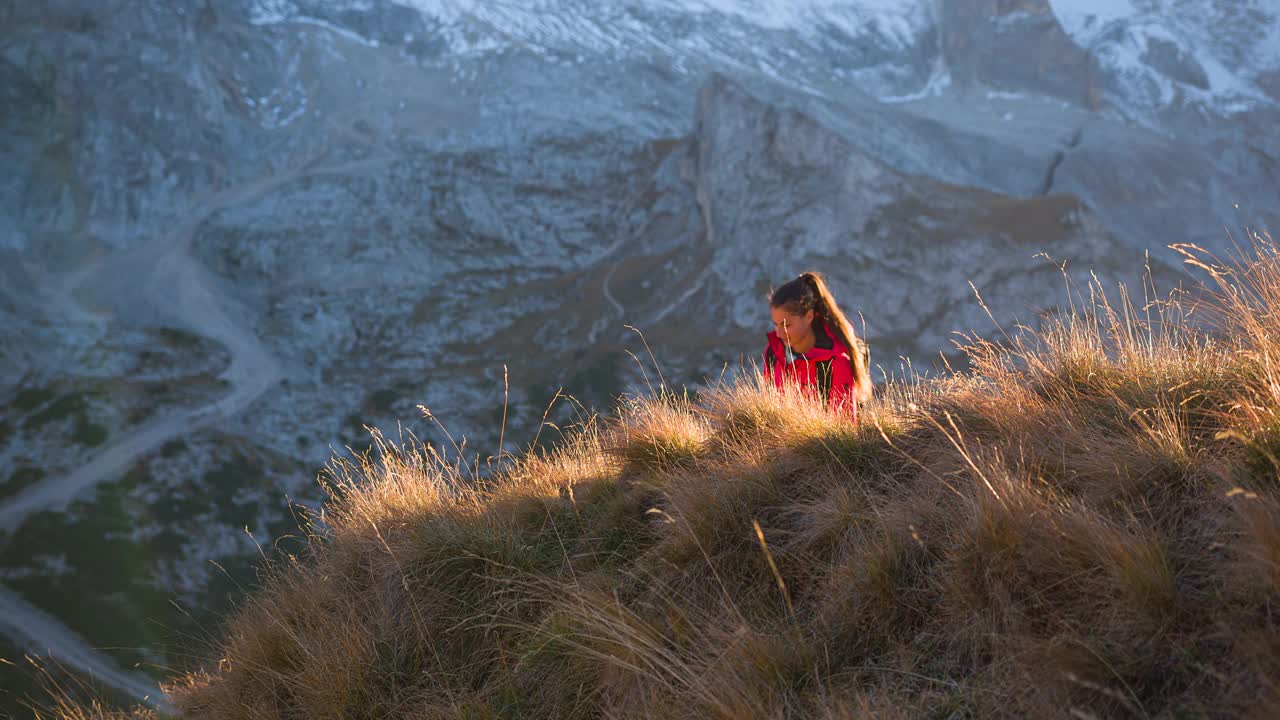 女人征服崎岖的山路，享受令人敬畏的白云石景观视频下载