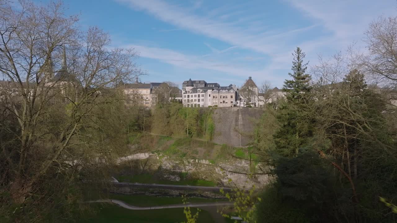 鸟瞰卢森堡市的历史建筑和绿色公园，湛蓝的天空。中欧旅游和旅游的概念视频素材