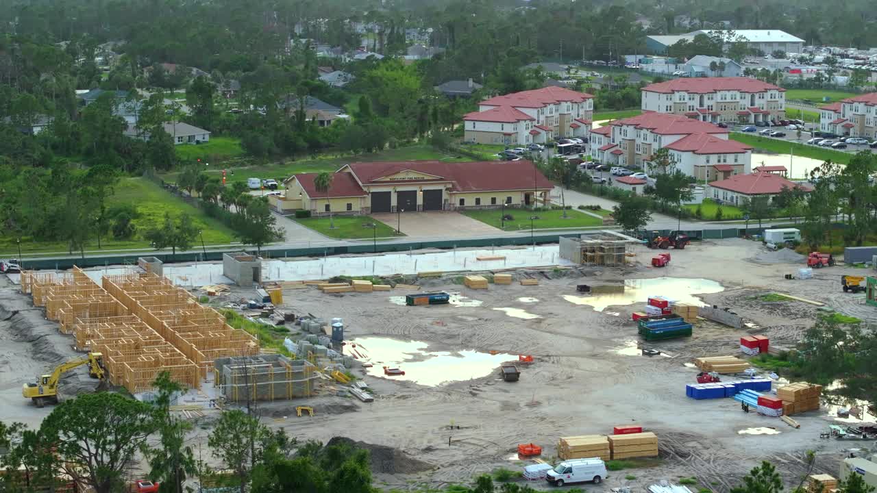 美国农村地区正在建设新的公寓楼。美国郊区住宅的发展。美国的房地产市场视频素材