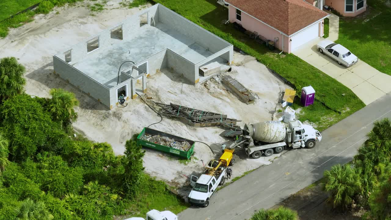 新房子正在建造中。未完成的私人住宅框架，砖混墙准备安装木制屋顶梁。工业建筑工地。视频素材