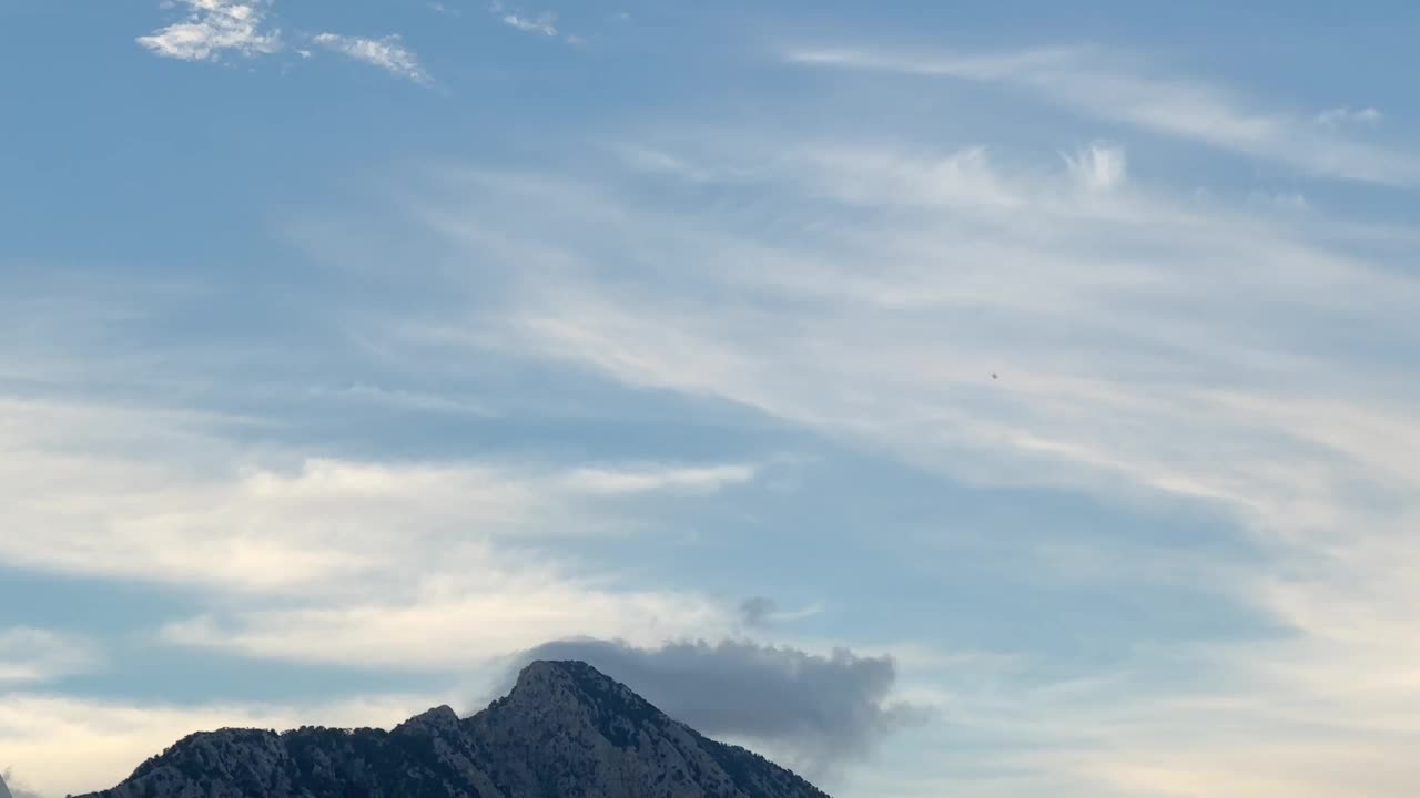 金牛座山脉后面的云层。视频下载