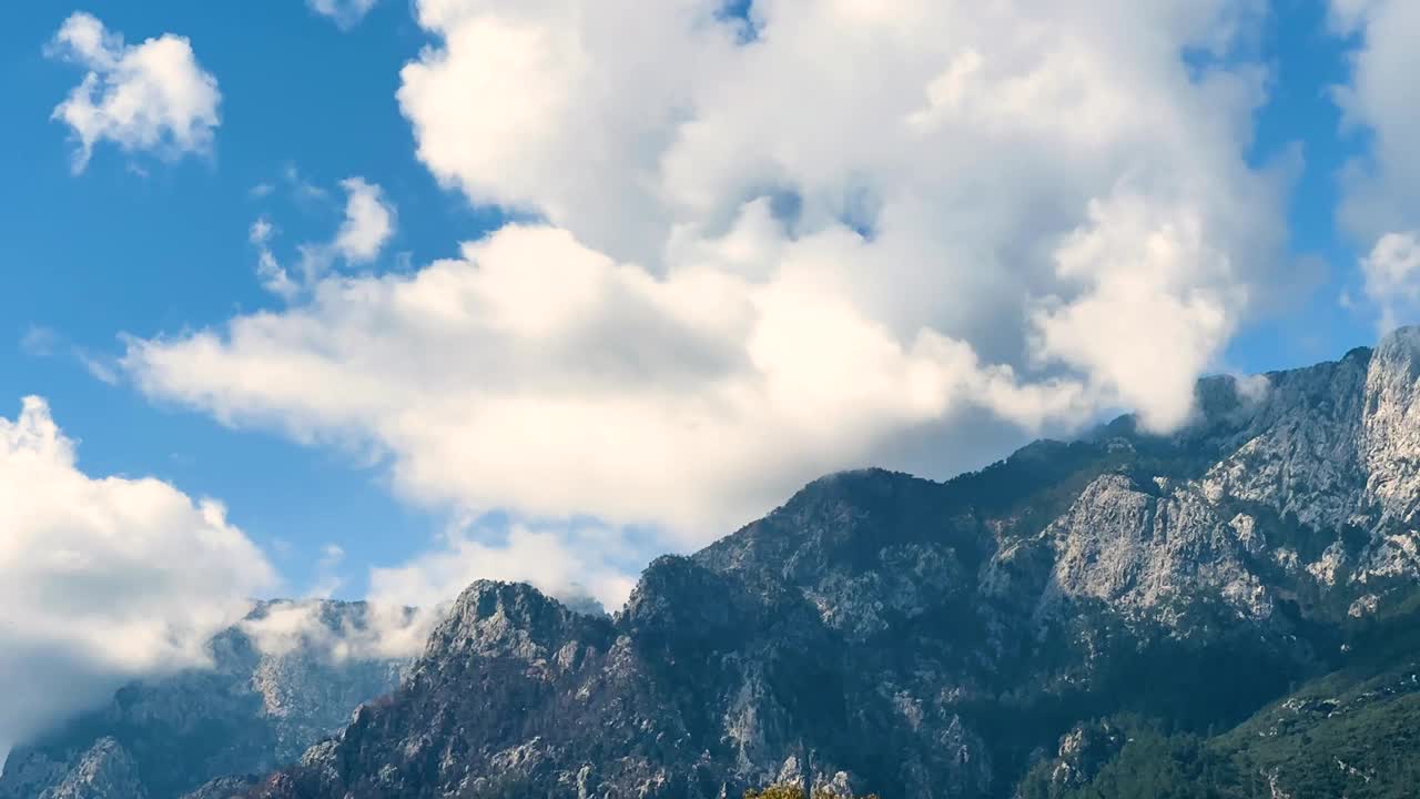 金牛座山脉上空快速移动的云层和壮观的景色。视频下载