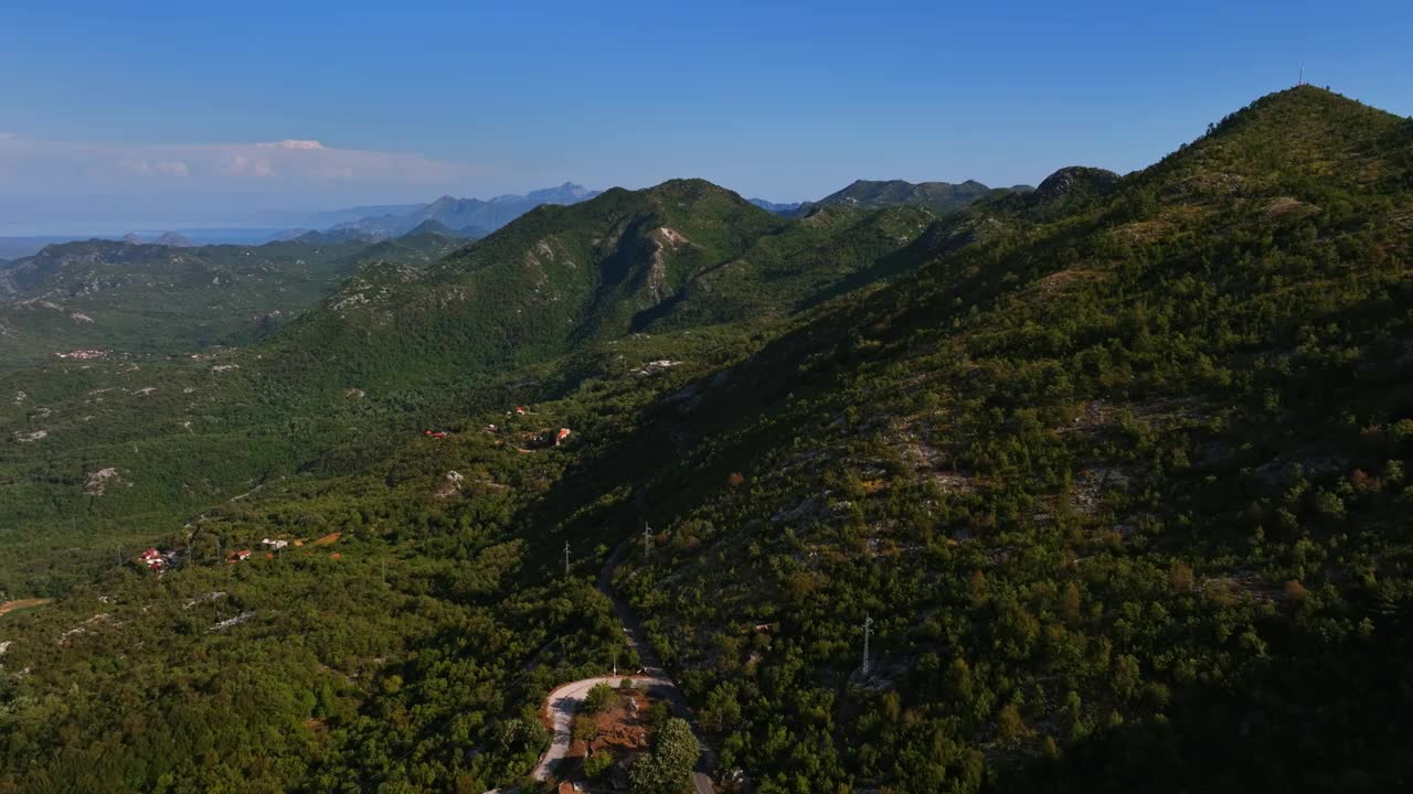 在黑山阳光明媚的夏日，鸟瞰布德瓦高地视频素材