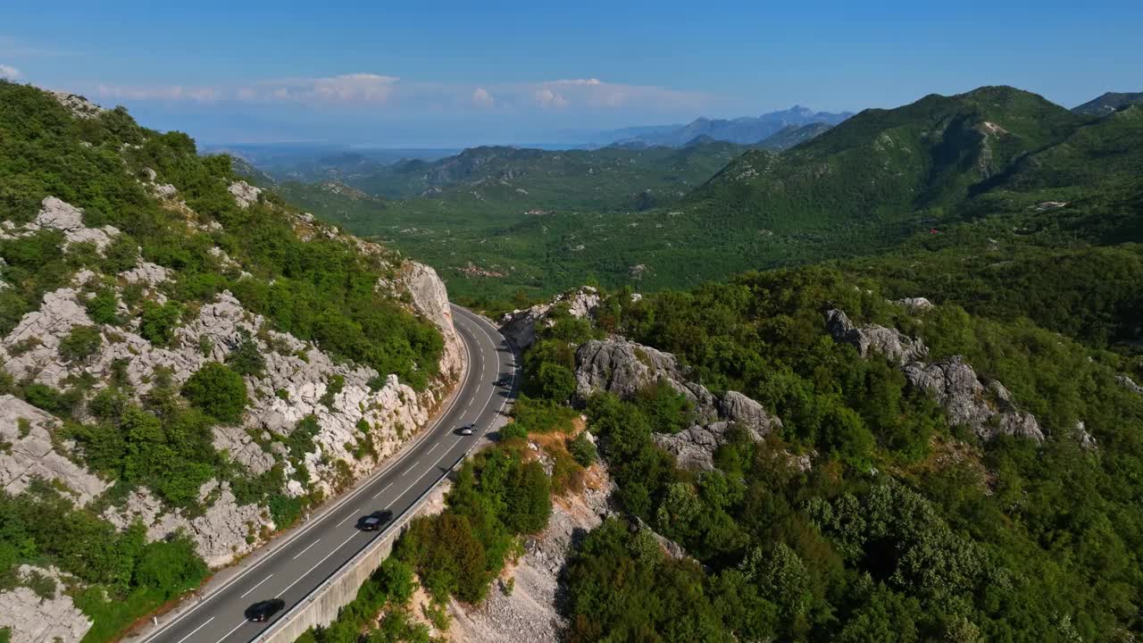 从空中俯瞰黑山夏天布德瓦高地的交通视频素材