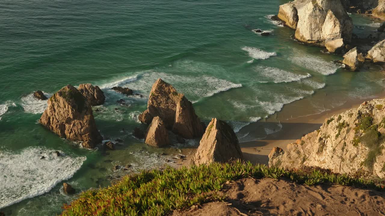 日落在葡萄牙海岸的岩石和海浪视频素材