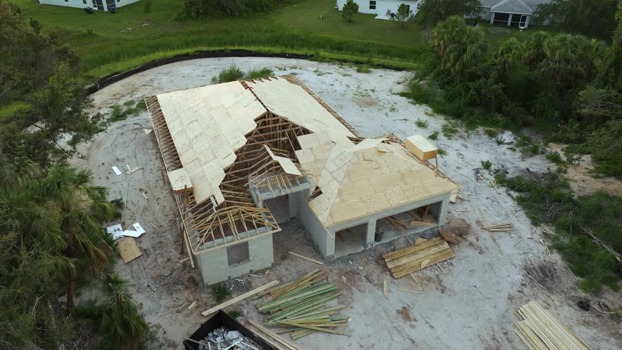 在佛罗里达州安静的乡村地区，正在建设的木制屋顶框架的郊区私人住宅视频素材