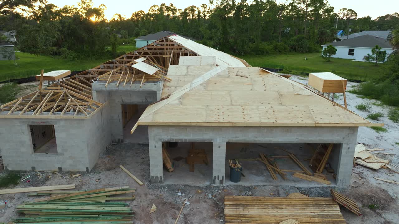 新房屋建筑工地用胶合板建造屋顶。佛罗里达农村地区住宅楼未完工的屋顶。房屋发展概念视频素材