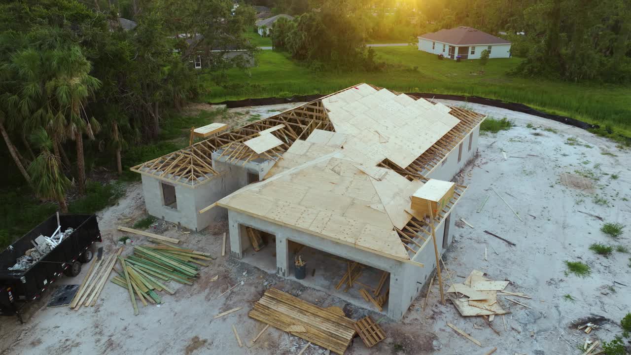 在佛罗里达州安静的乡村地区，私人住宅正在建造木质屋顶结构。房地产开发理念视频素材