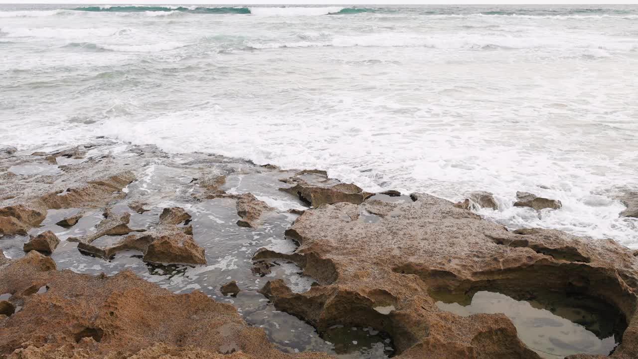 海浪冲击着岩石海岸线视频素材