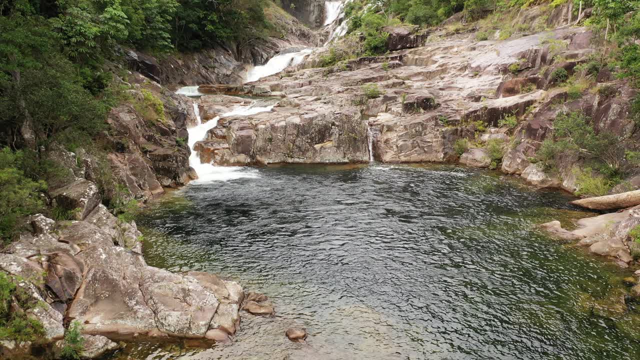 热带雨林中的贝哈纳峡谷瀑布和游泳洞视频素材