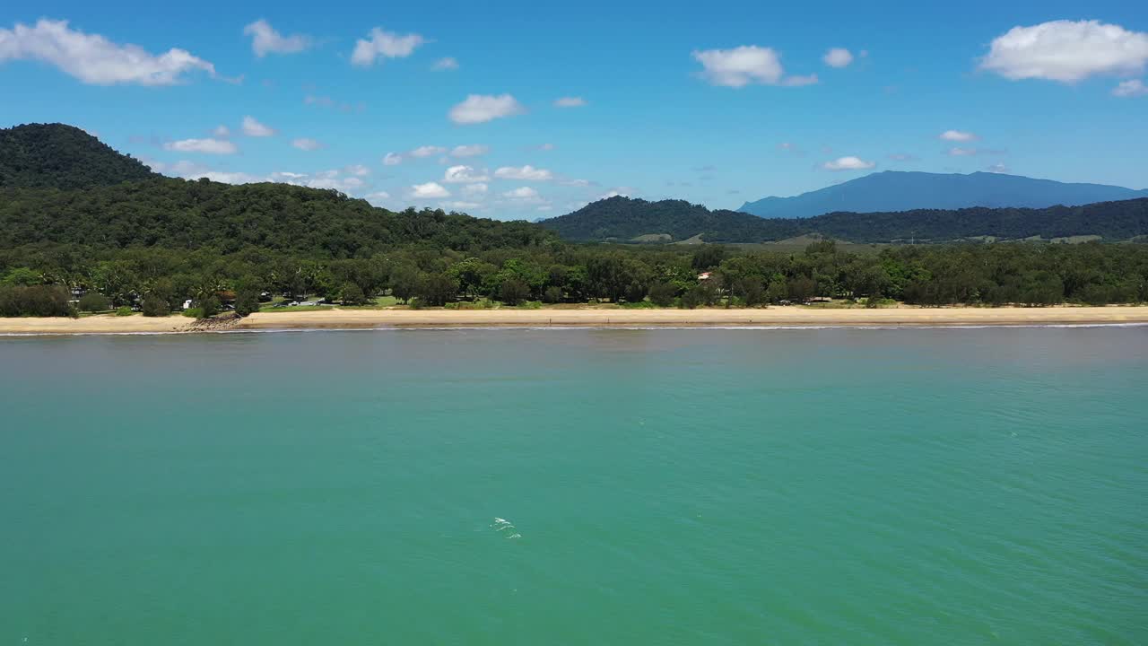 阳光明媚的一天，澳大利亚昆士兰州布拉姆斯顿海滩鸟瞰图视频素材