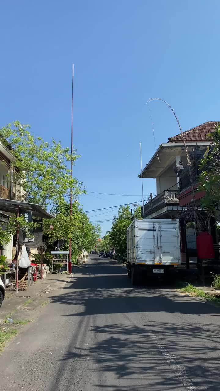 印度尼西亚巴厘岛安静的郊区街道。视频下载