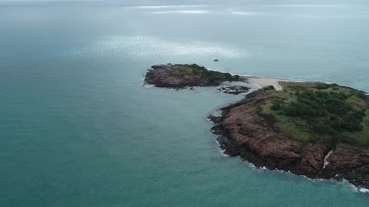 鸟瞰澳大利亚的红墙岛和沙滩视频素材