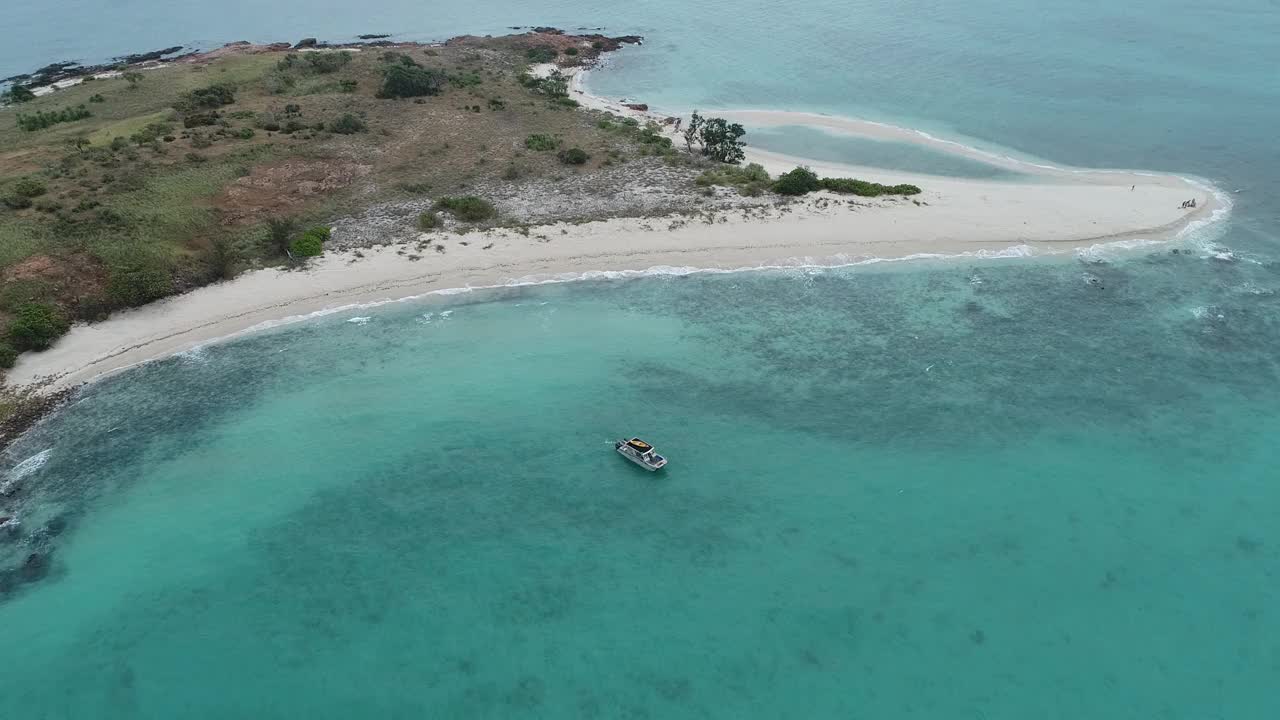 伍迪沃利斯岛鸟瞰图，有船和海滩视频素材