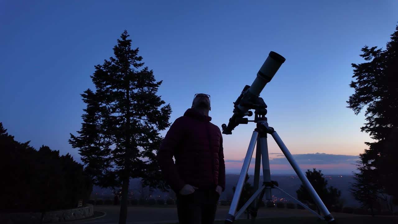 业余天文爱好者用望远镜观察夜空，观察行星、恒星、月亮和其他天体。视频素材