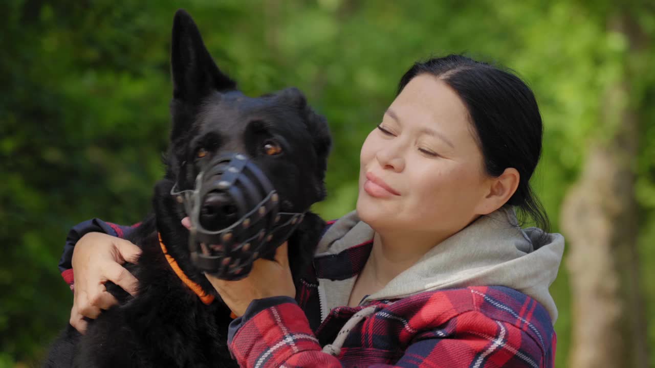 深情的亚洲妇女在户外抱着狗的肖像视频素材