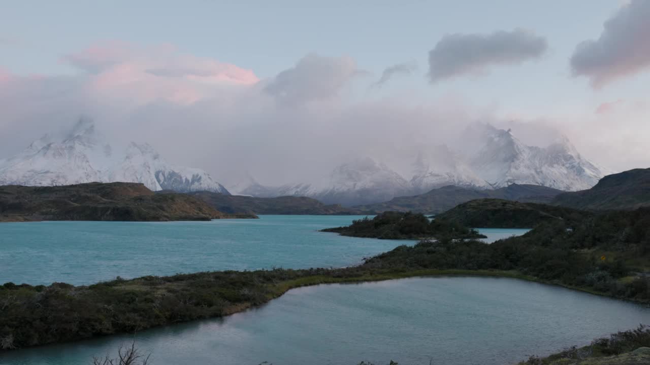 在托雷斯德尔潘恩一个暴风雨的秋天早晨拍摄的佩霍湖视频素材