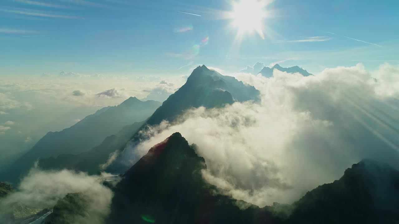 从高空俯瞰阿尔卑斯山脉。从高处俯瞰阿尔卑斯山的山峰。风景如画的云景在山顶旅行。视频素材