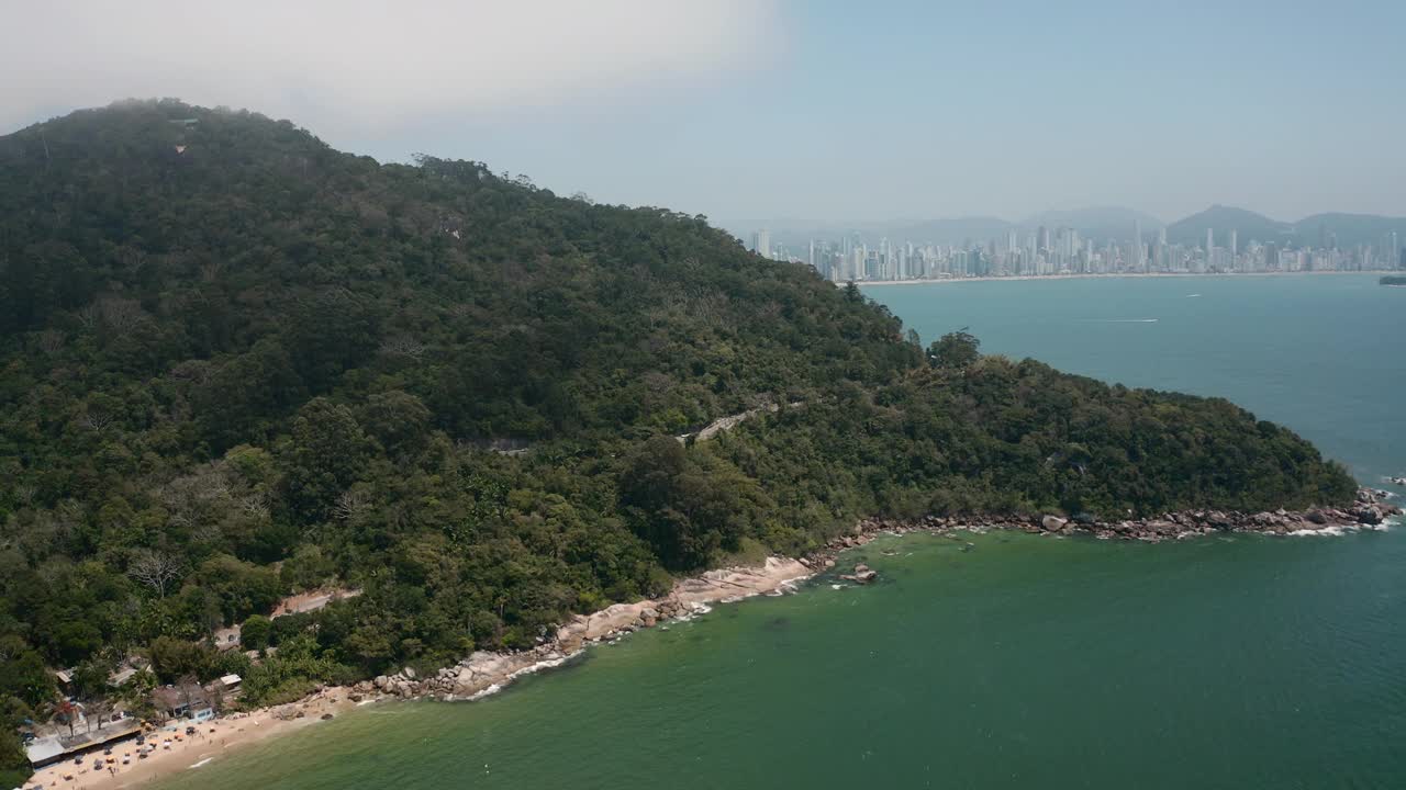 海和山与Balneario Camboriu天际线的背景在圣卡塔琳娜，巴西视频素材