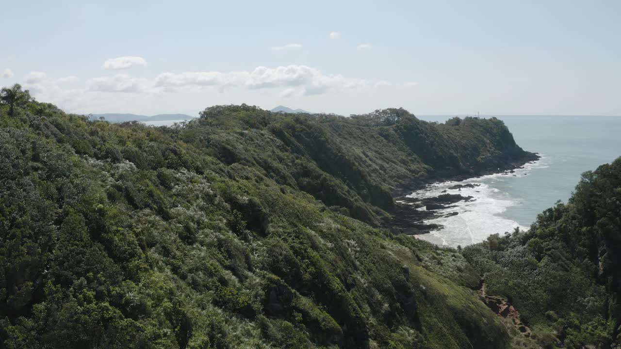 在巴西圣卡塔琳娜的一个阳光明媚的日子里，Balneario Camboriu海滩上的青山和大海视频素材