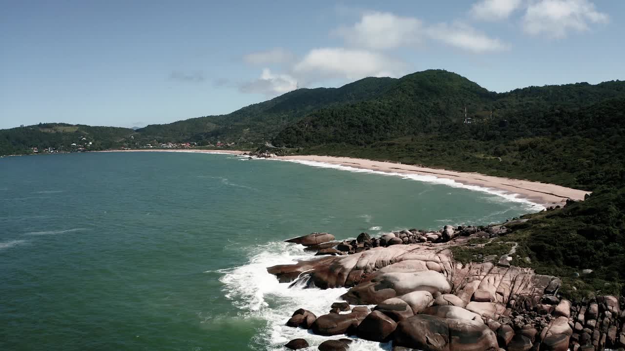 在巴西圣卡塔琳娜的一个阳光明媚的日子里，Balneario Camboriu的大海和海滩与绿色的山脉视频素材